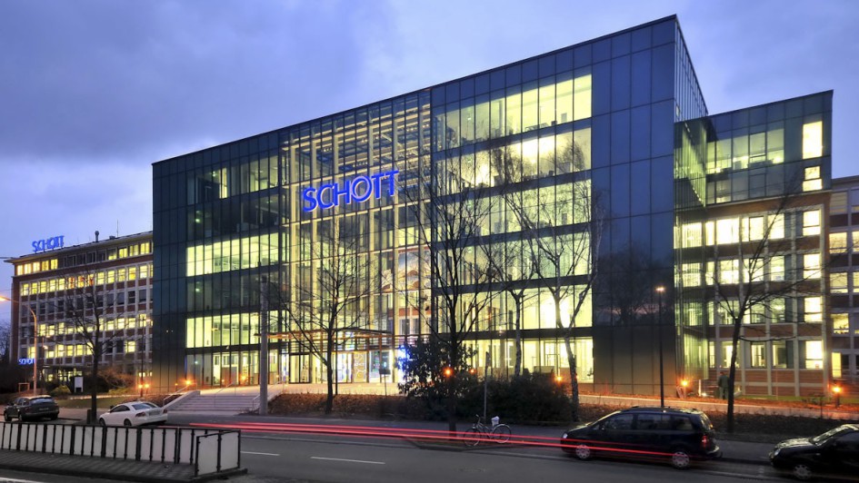 Der neue Glasbau fügt sich gut ins Gesamtbild des historischen Firmensitzes.