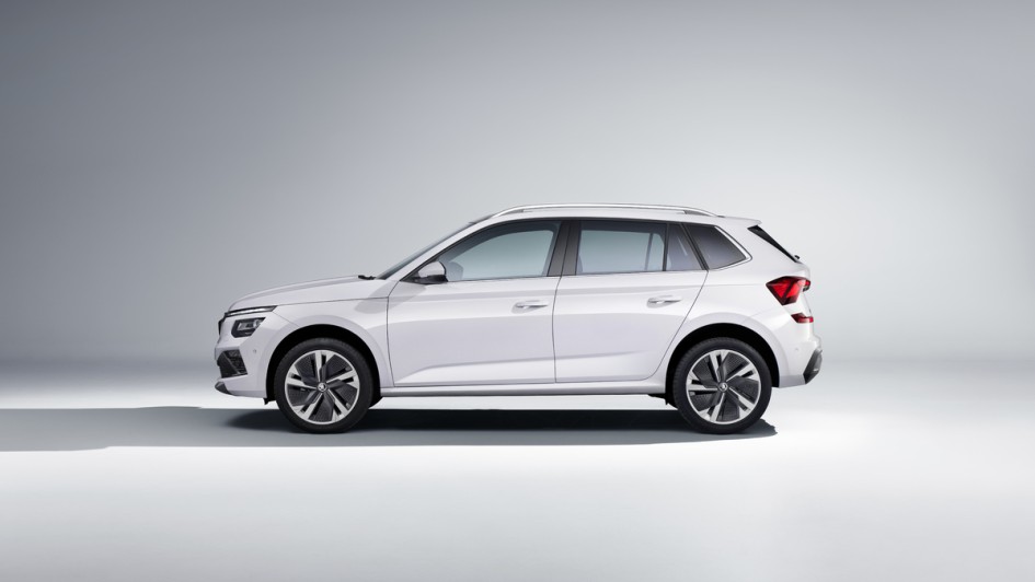 Skoda Kamiq in der Seitenansicht in weiß im Fotostudio