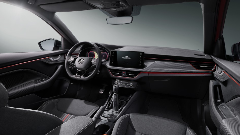 Skoda Scala Facelift 2024, Innenraumaufnahme vom Armaturenbrett mit Lenkrad, Tacho und Mittelkonsole