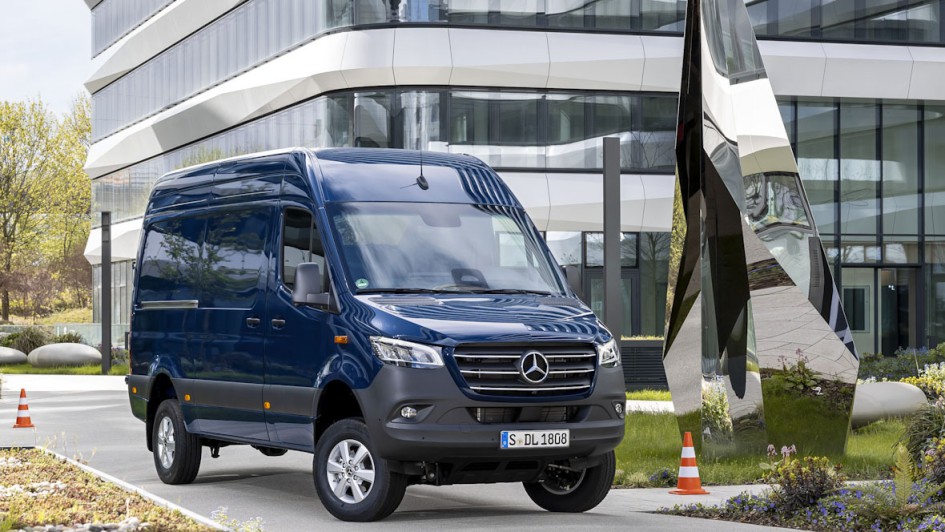 Die Verkaufspreise für den neuen (Diesel-)Sprinter starten bei 36.558 Euro als Kastenwagen und 26.803 Euro als Fahrgestell.
