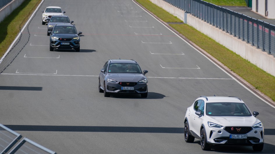 Cupra-Modelle fahrend auf dem Bilster Berg