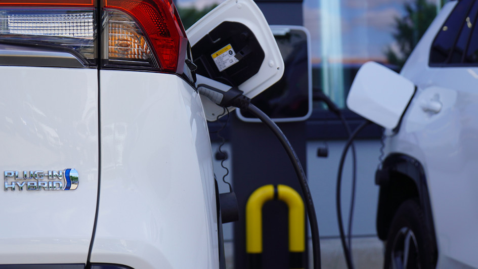 Ladestationen an der Zentrale: Anlaufstation für die Plug-ins unter den Firmenwagen.