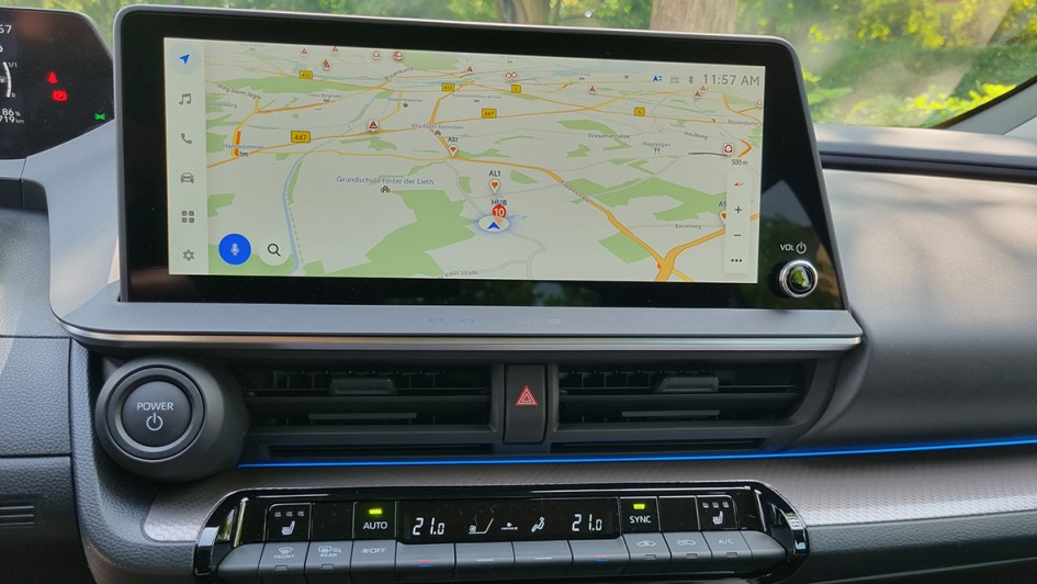Das zentrale Display zeigt alle nötigen Funktionen. Es gibt aber auch noch genügend Knöpfe und Schalter.