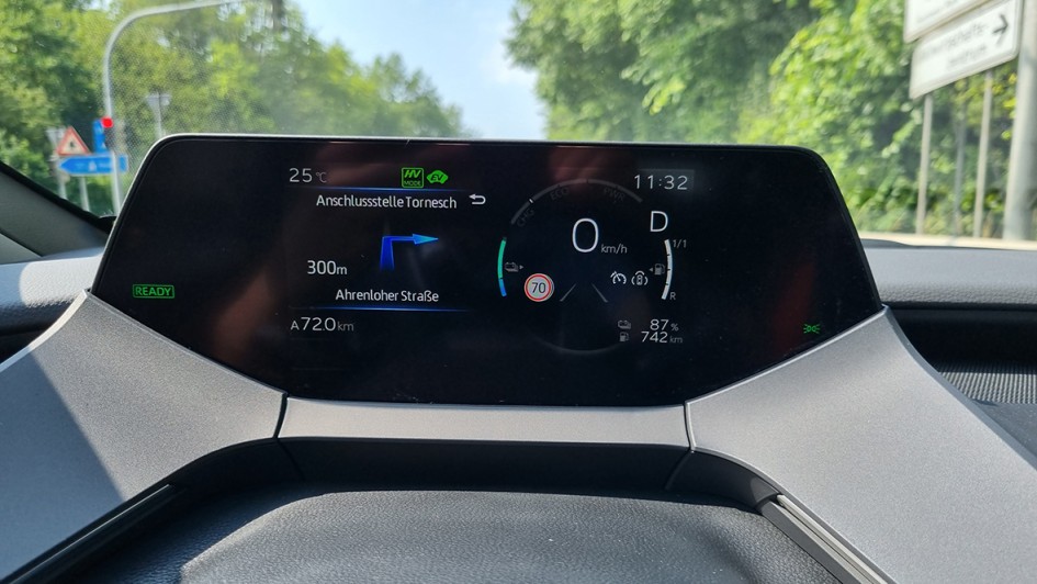 Der 7-Zoll-Screen ist gewollt nah im Sichtfeld des Fahrers.