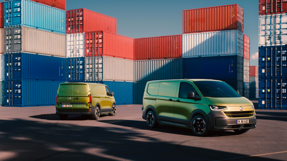 VW Transporter (2025) in Warm Green Metallic von vorn und hinten auf einem Foto