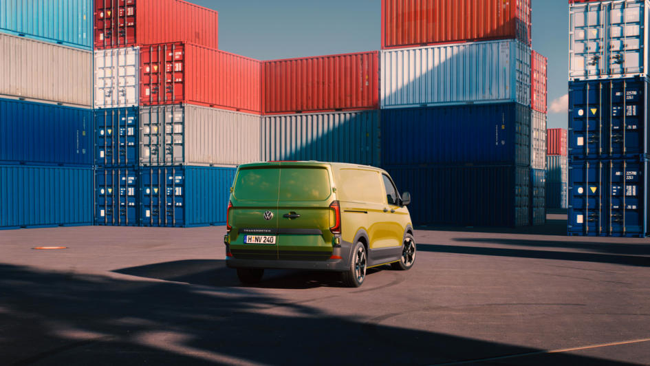 VW Transporter (2025) in Warm Green Metallic von hinten fotografiert