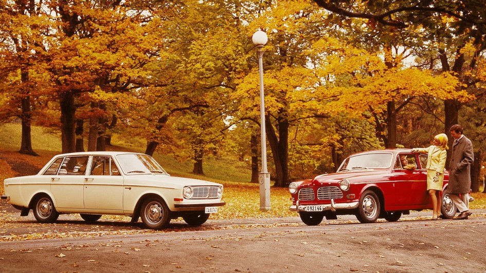 13_Kanten_statt_Kurven_-_Der_Volvo_144_links_startete__Foto_Volvo.jpg