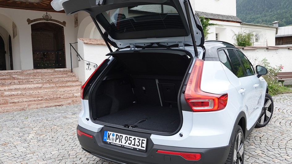 Der Kofferraum fasst 452 bis 1.328 Liter und zwar bei allen drei wählbaren Motor-Batterie-Kombinationen.