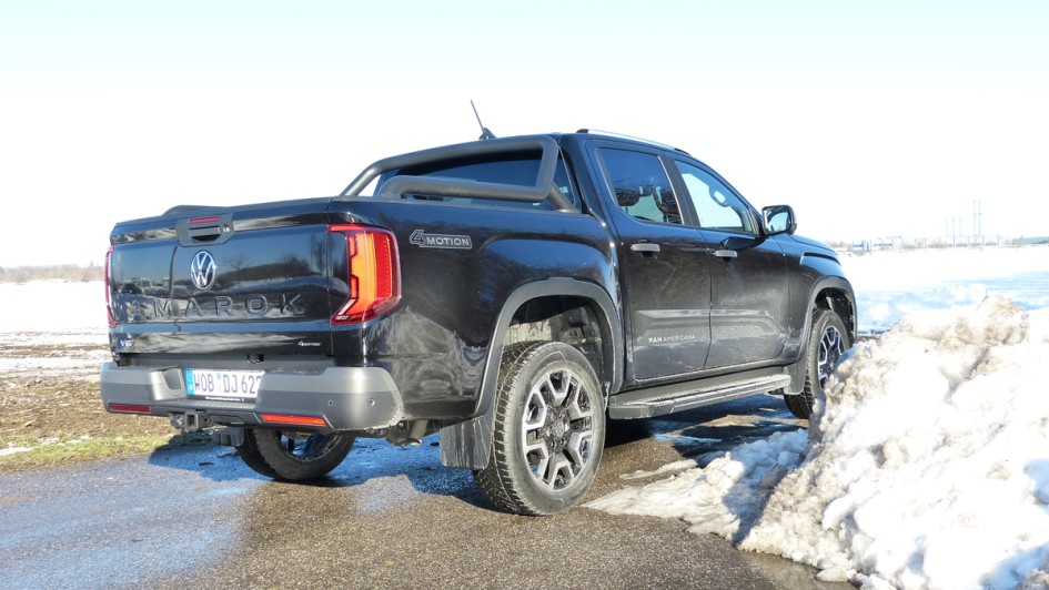 VW Amarok Panamericana von schräg hinten fotografiert im Schneee