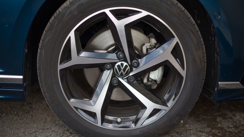 18-Zoll-Rad vom VW Passat 2023 mit Bereifung 235/45R18 von Continental