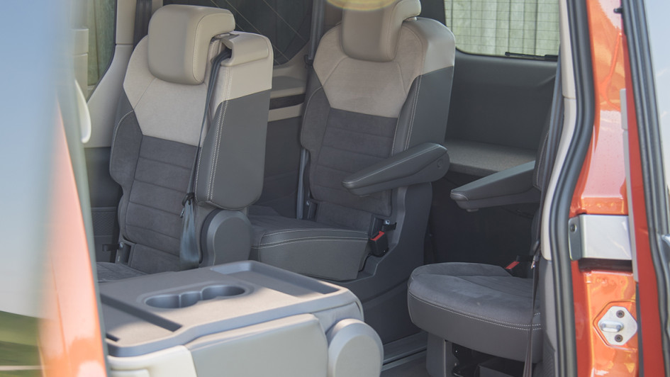 Im Heck finden fünf Mitfahrer auf Einzelsitzen Platz.