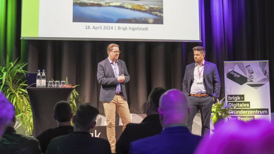 Die Fuhrparkleiter wurden von Axel Zurhausen (l.) und Mark-Jeroen Kandybowicz (beide Volvo) im brigk begrüßt.