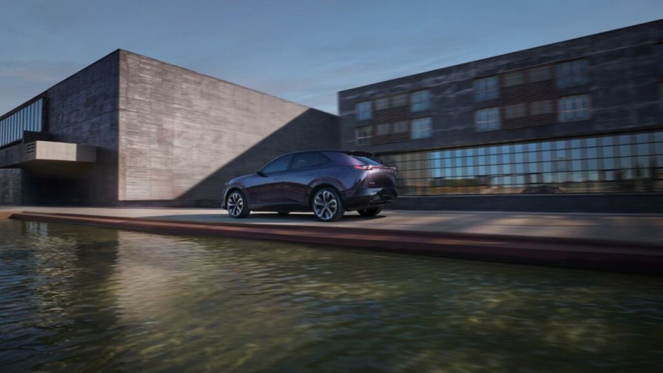 Mazda-CX6e_driving